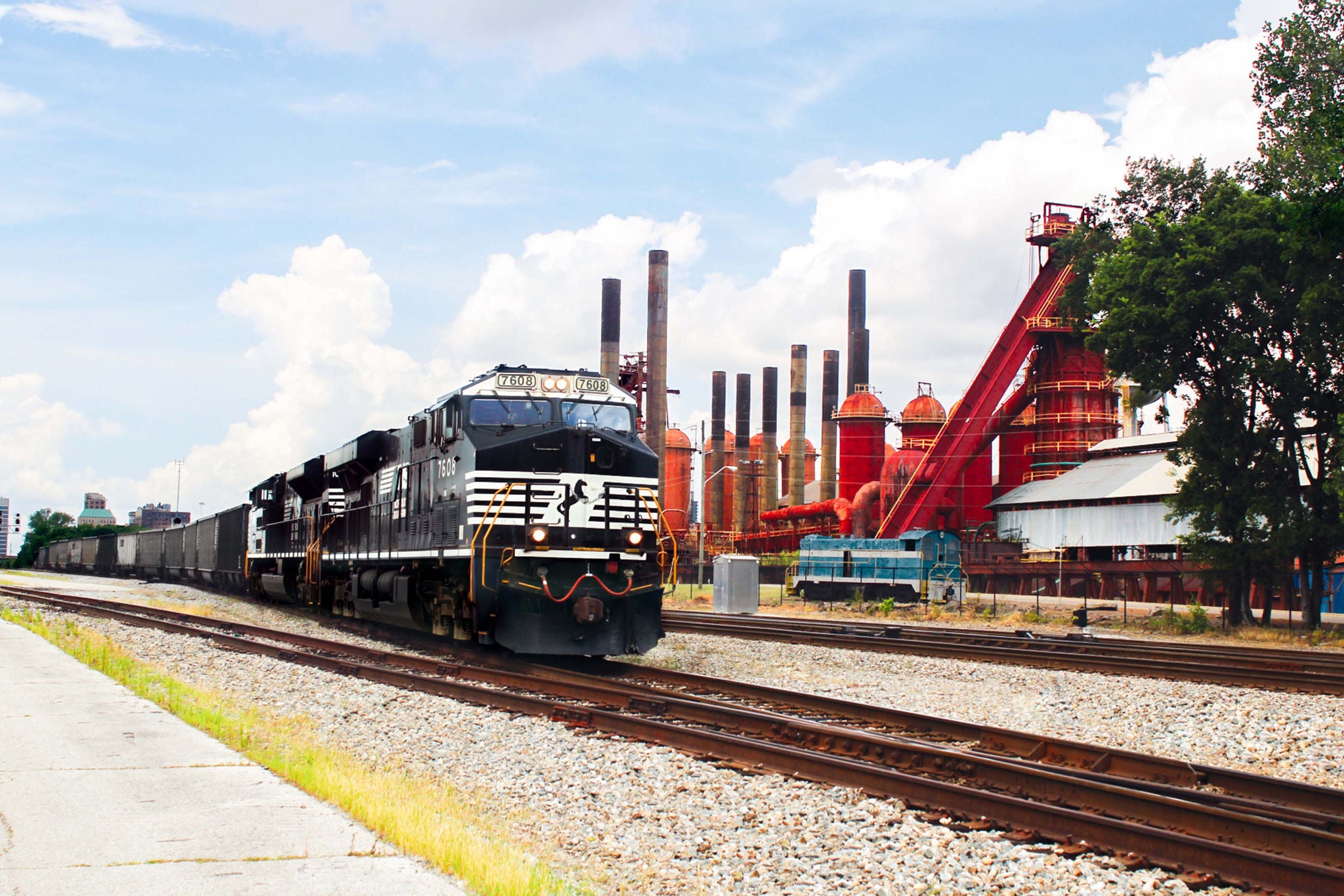 An approaching Norfolk Southern coal shipping intermodal transport arriving from the coal mine.