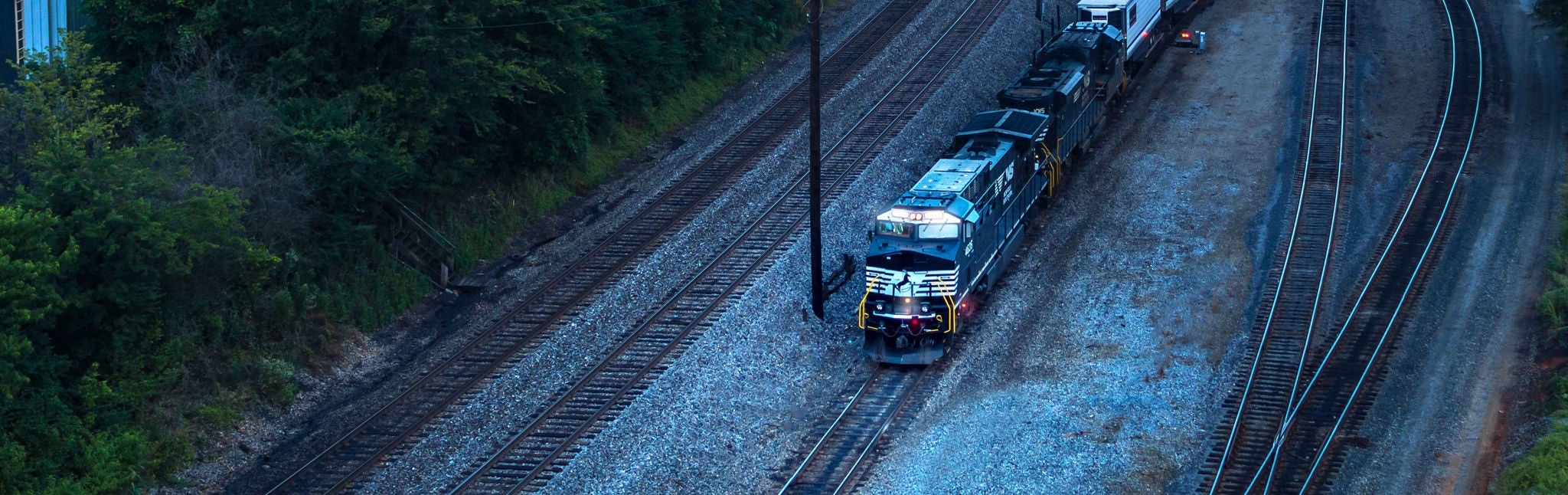 A Norfolk Southern automobile carrier train moving along the railway company’s automobile transport rail.