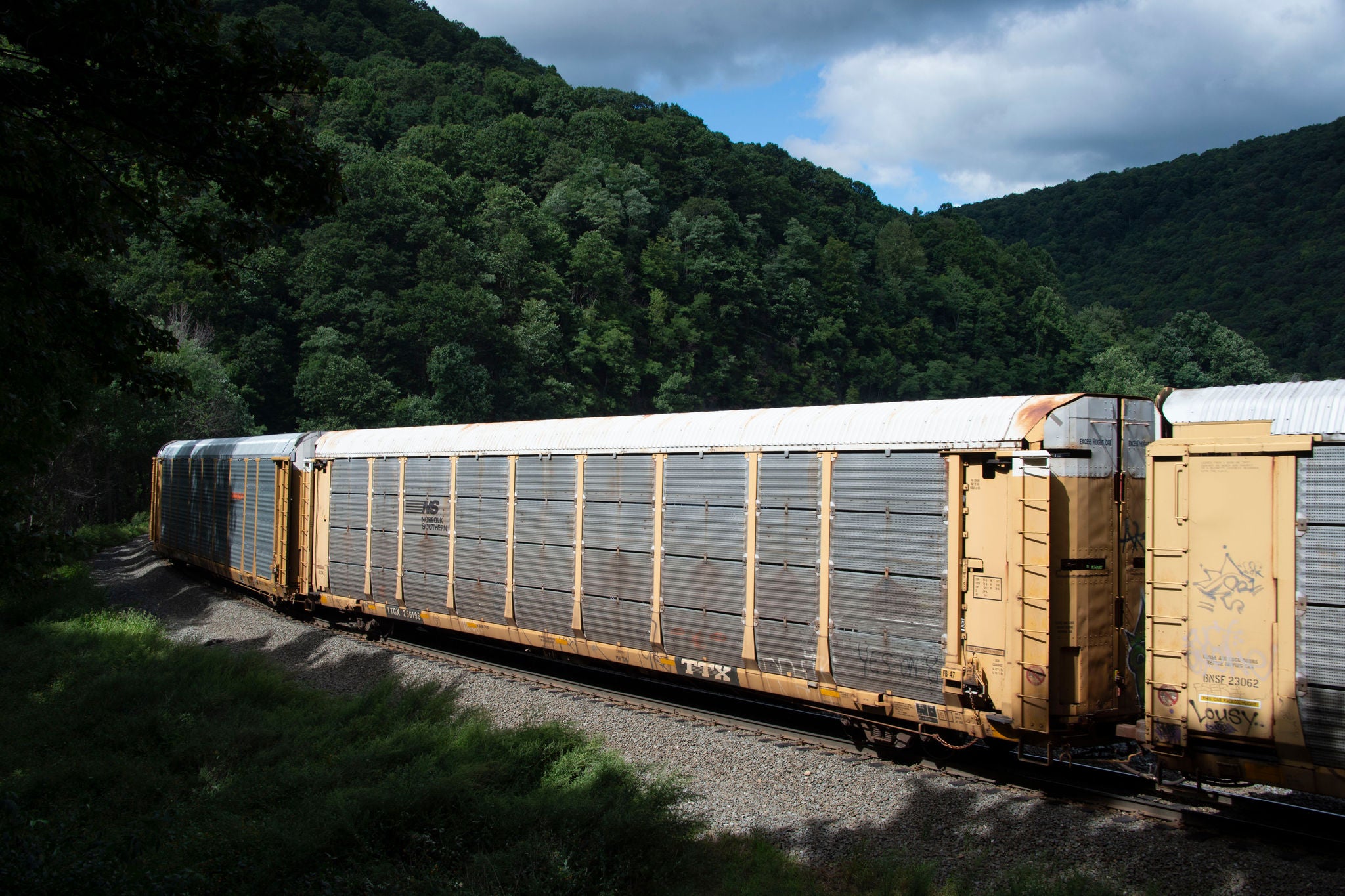 Tri Level train car for shipping equipment