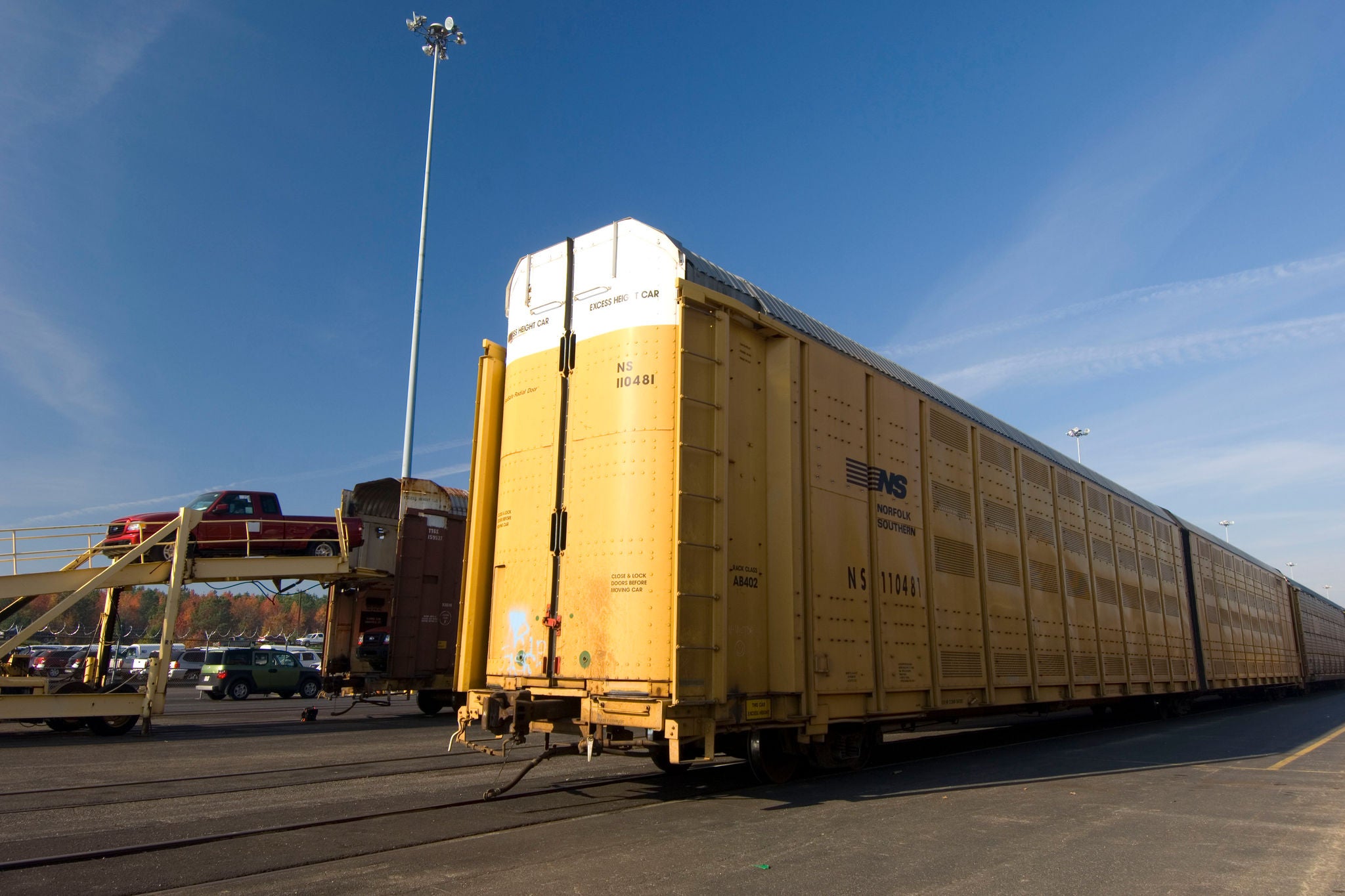 bi-Level train car specifications for shipping intermodal and automotive equipment.