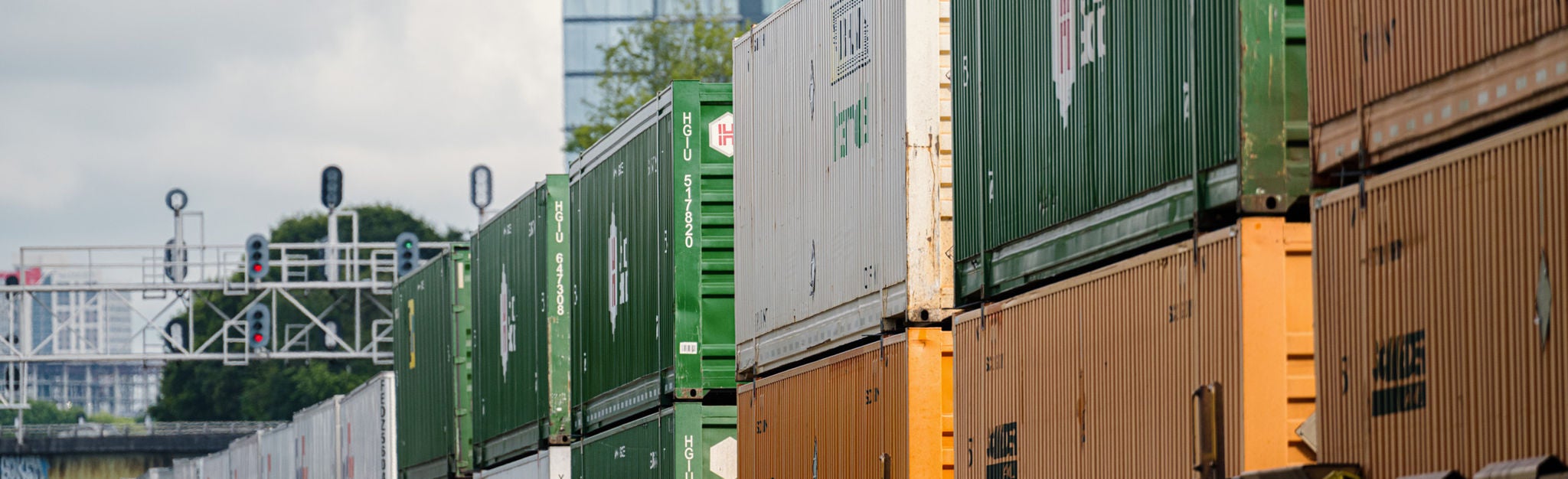 customers-freight-moves-intermodal-containers-through a city