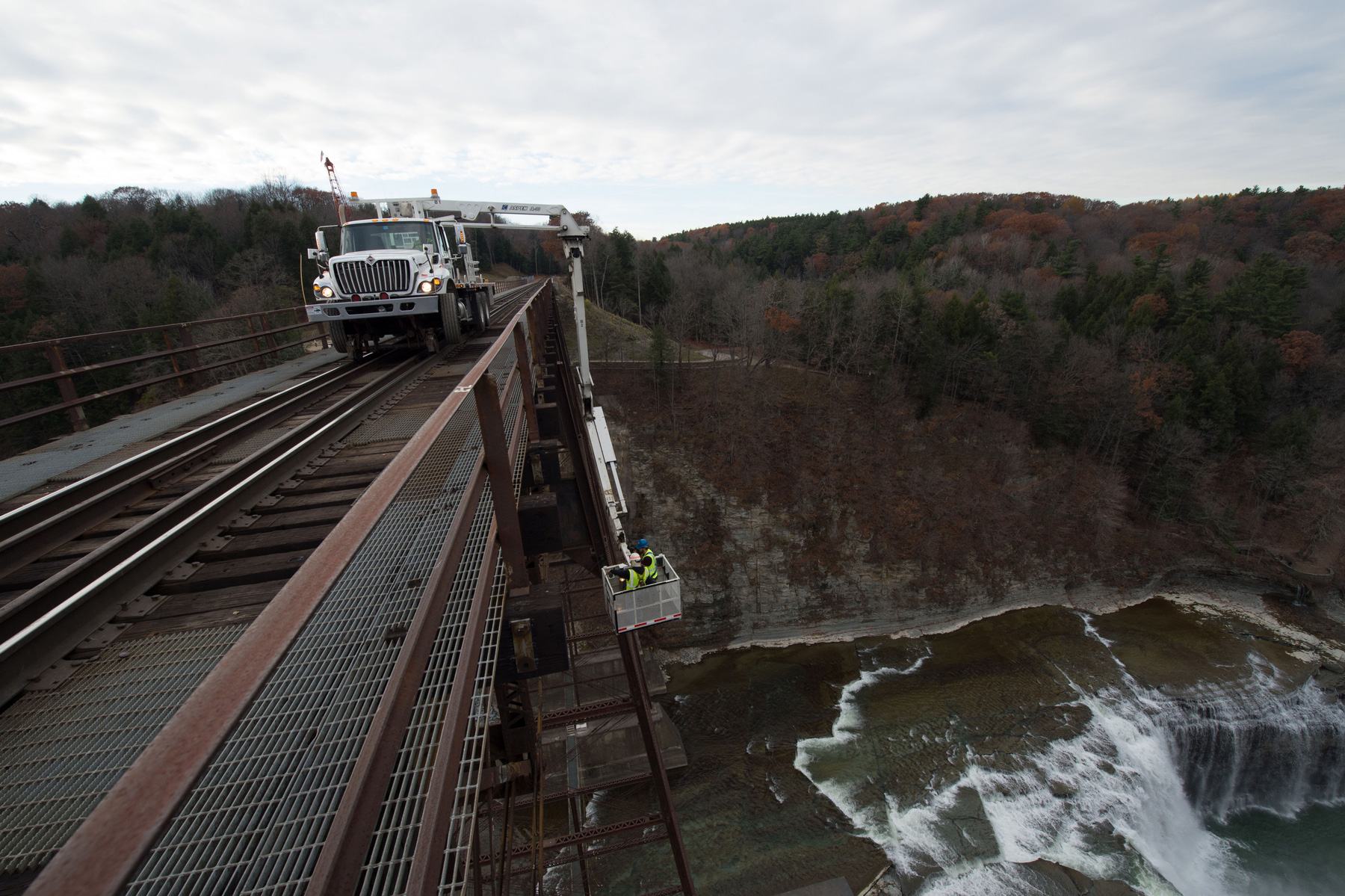 Bridging safety: Inside NS’ snooper inspections 