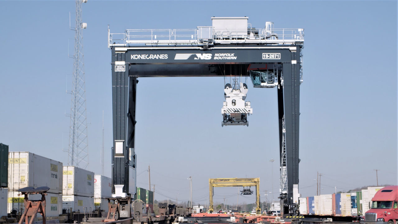A new hybrid-powered crane at Norfolk Southern's Inman Intermodal Yard in Atlanta, GA.