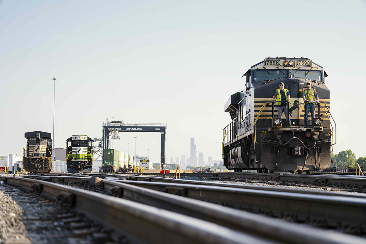 Employees riding nose of NS 7598